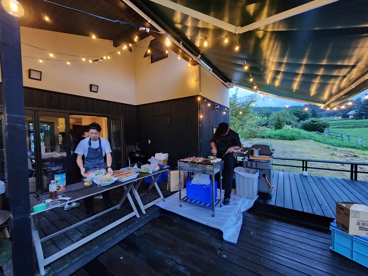 テラスでBBQをする様子