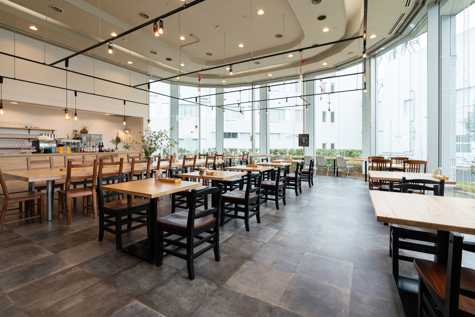 広いレストラン店内