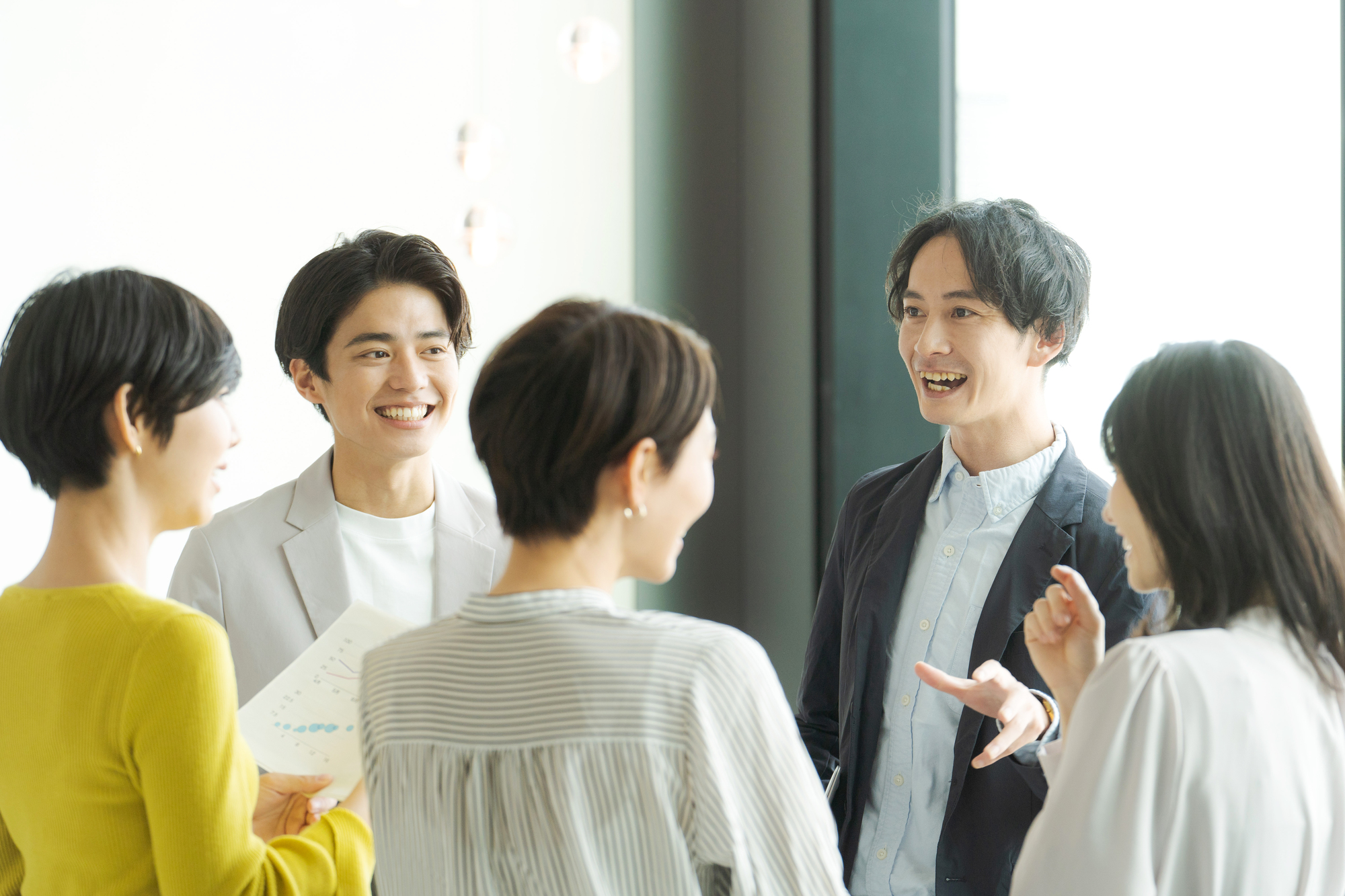 同僚同士で話す様子