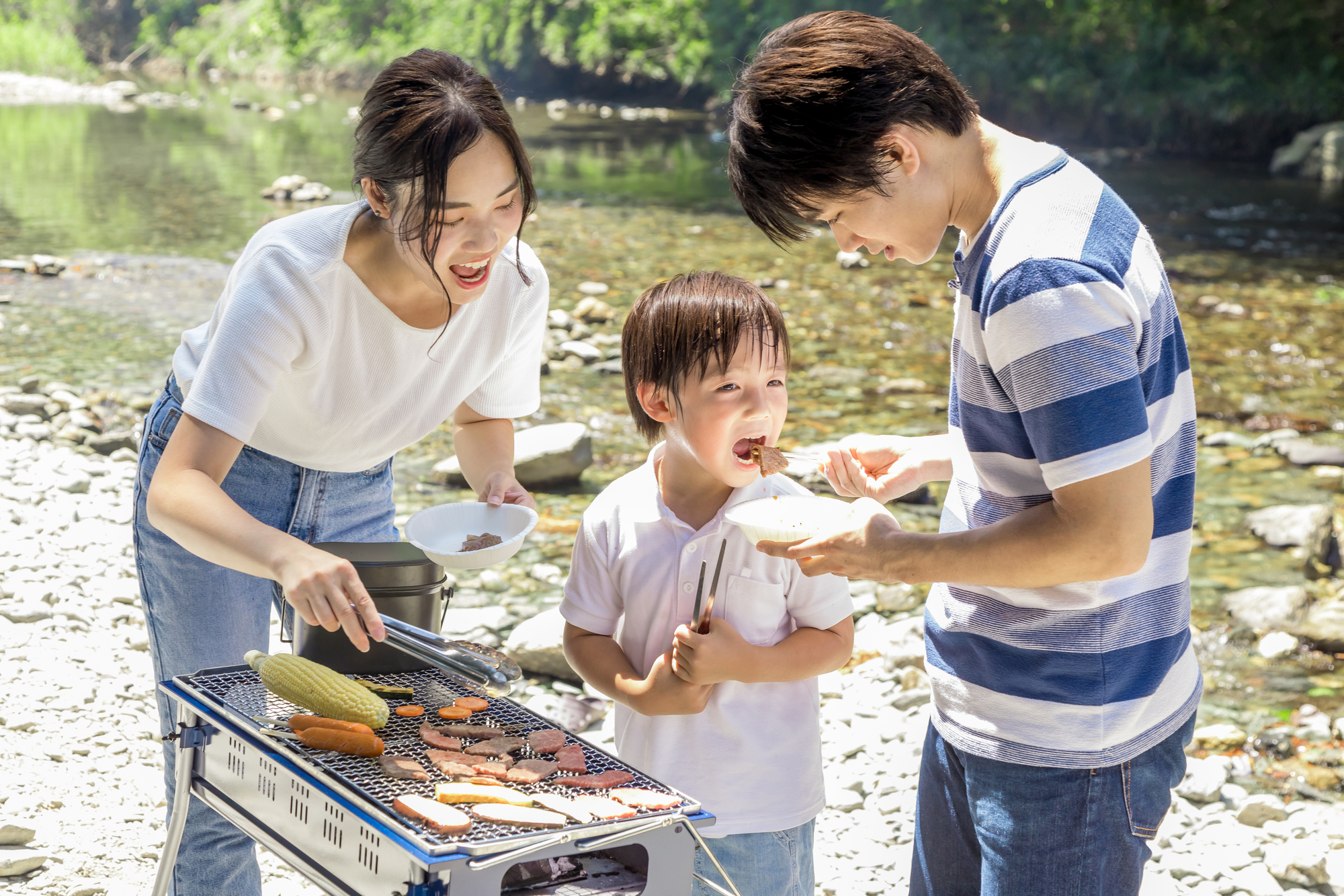 川辺でBBQするご家族