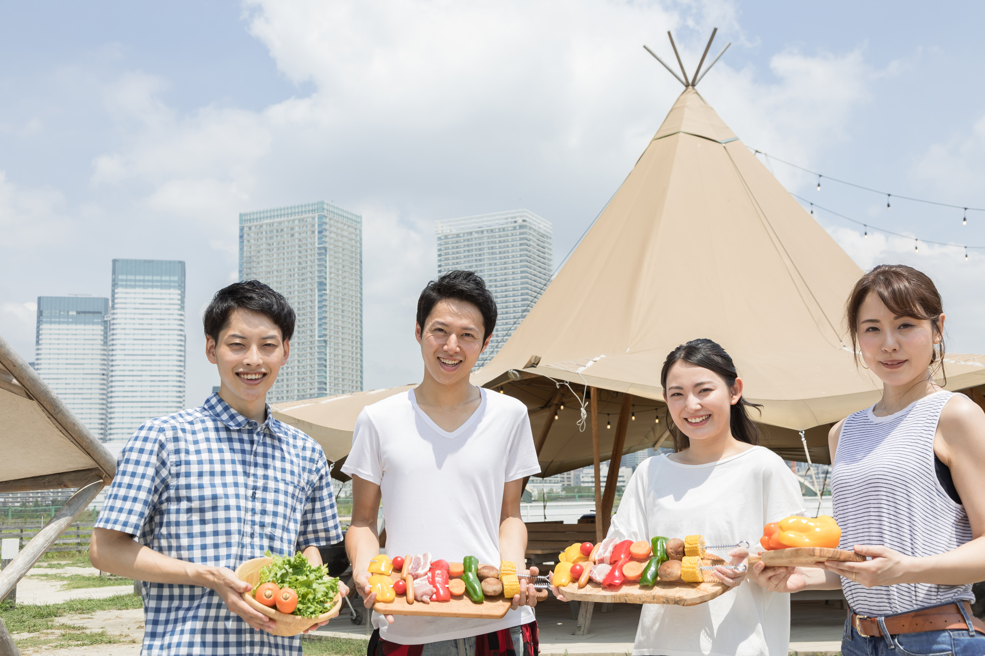 テント前でBBQの準備をする