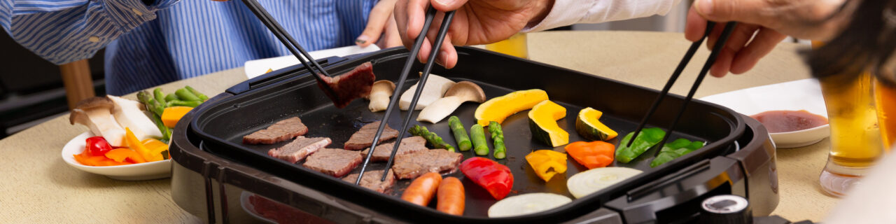 お家で焼肉をする様子