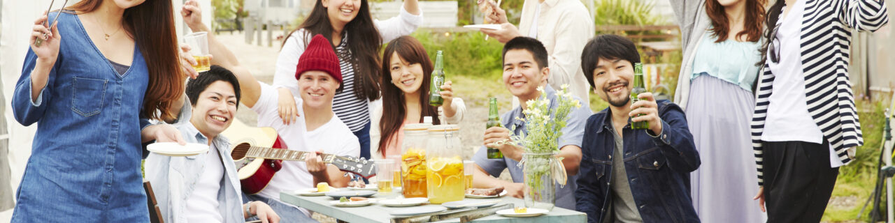 男女グループでBBQを楽しんでいる