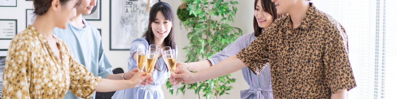 男女グループで乾杯している
