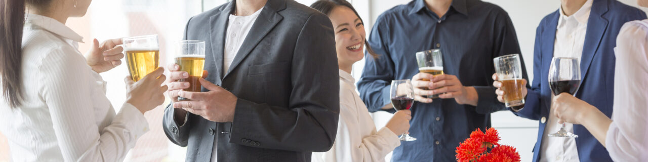 懇親会で乾杯する様子