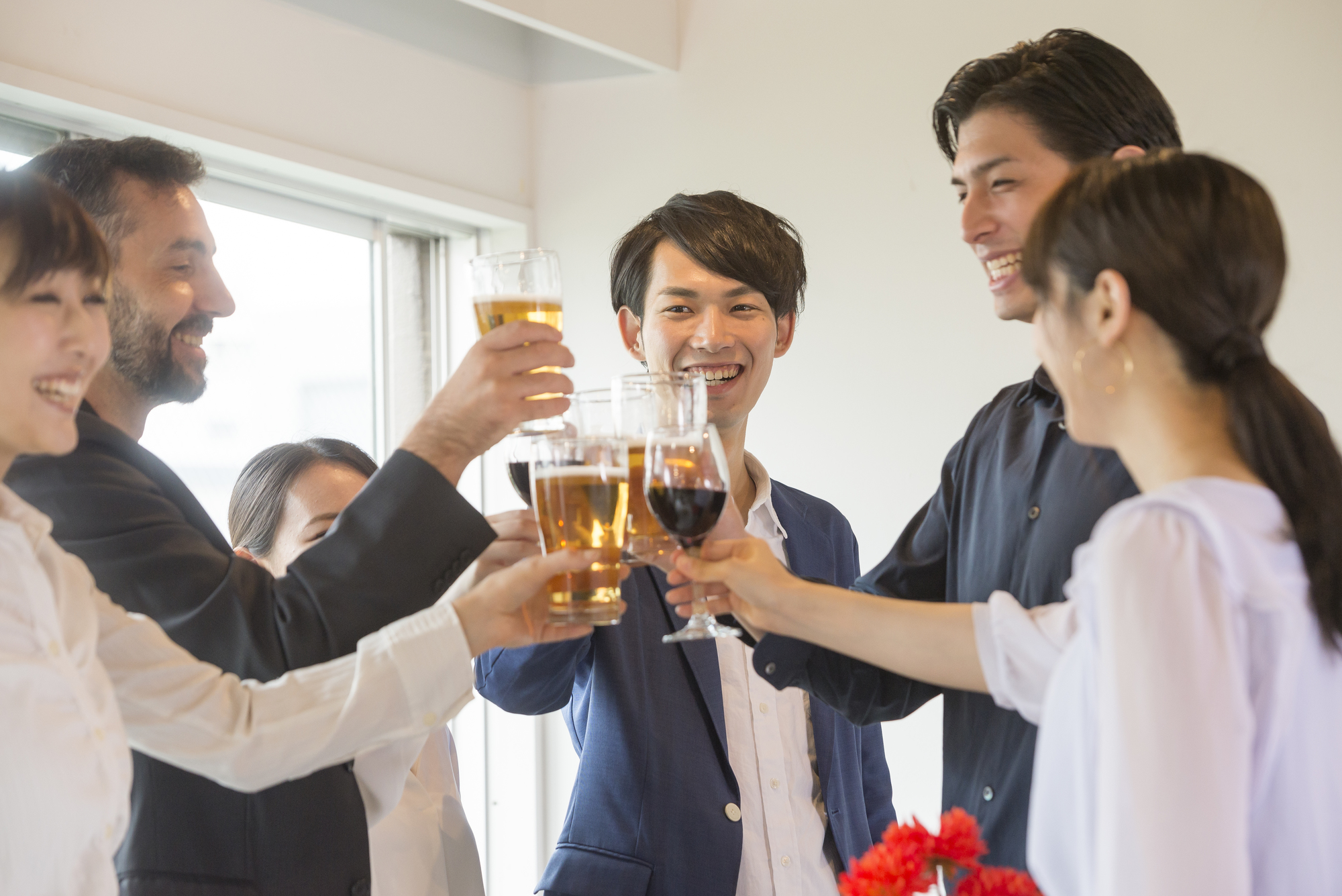 会社の同僚と乾杯