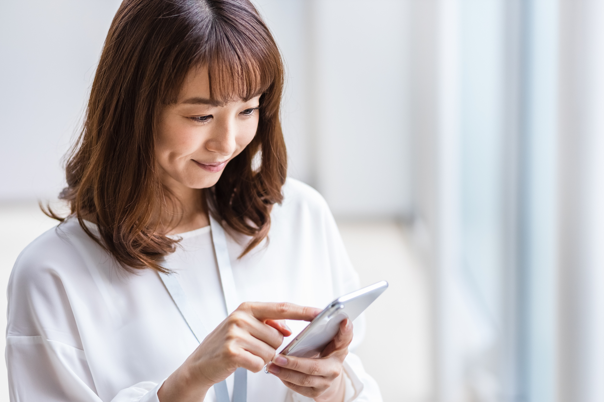 携帯の画面を見る女性