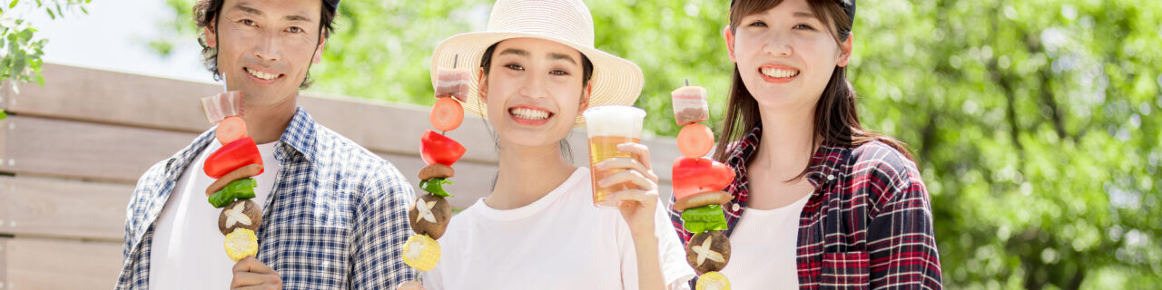 BBQ串を片手に楽しむ3人