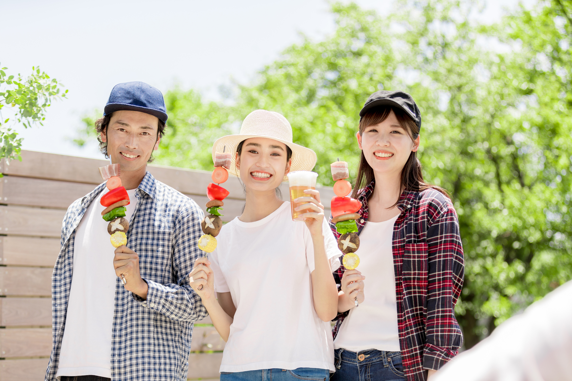 BBQ串を片手に楽しむ3人