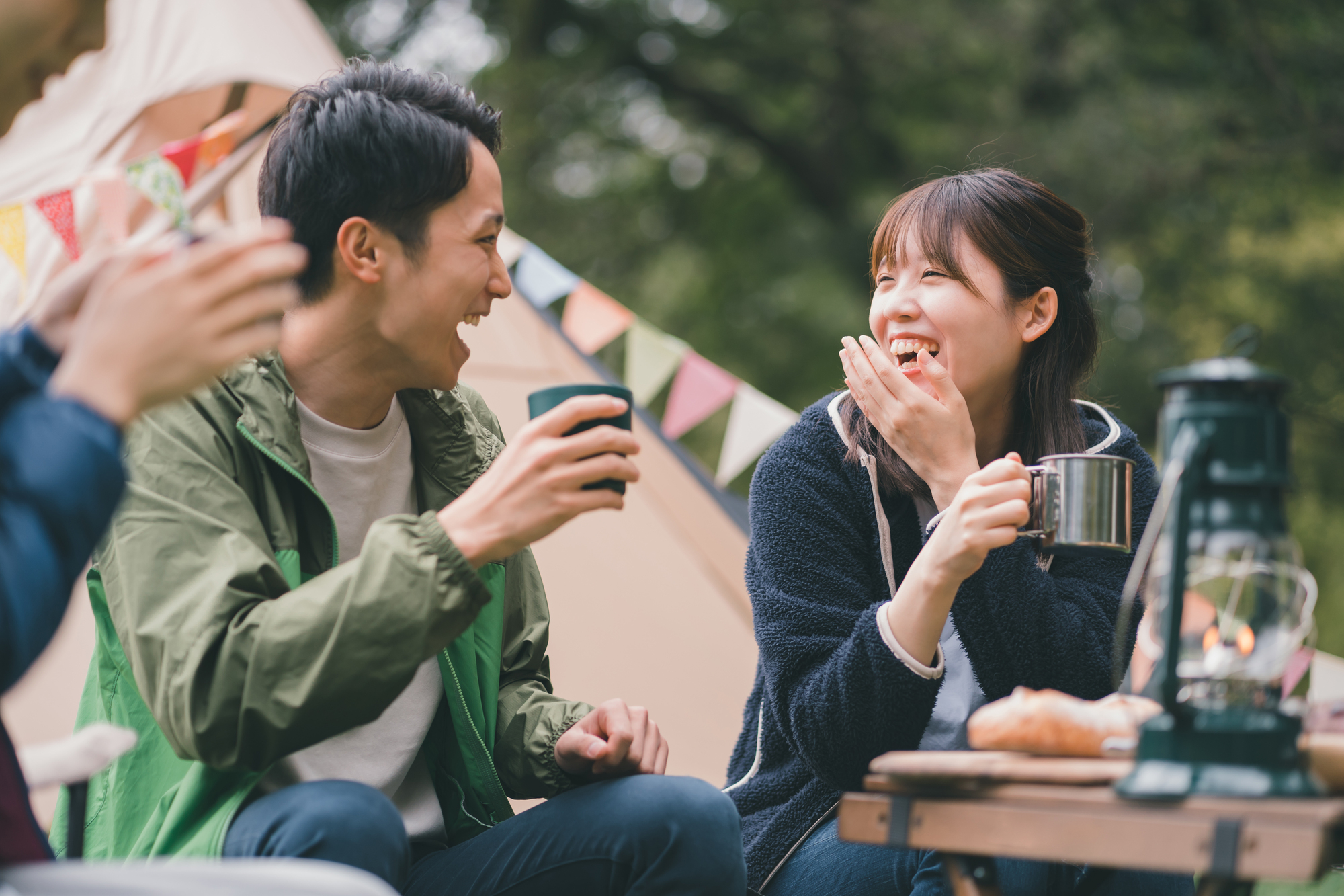 野外で食事を楽しむ男女