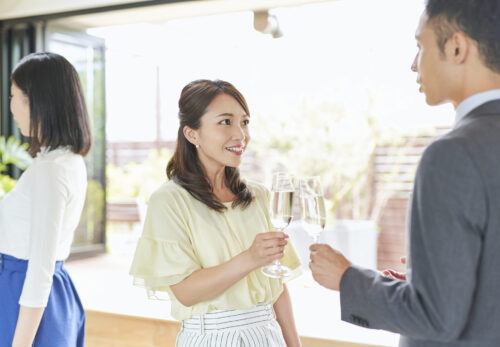 女性と男性が話す様子