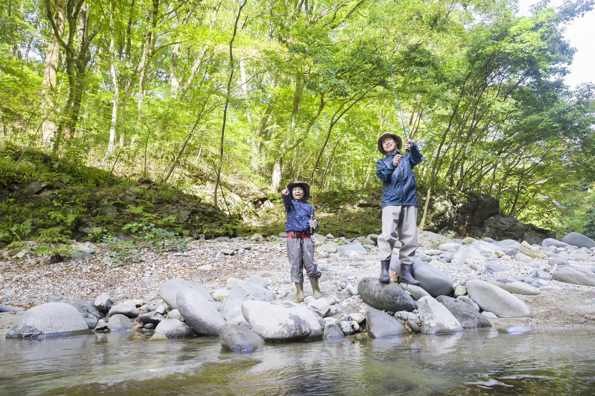 川で釣りを楽しむ様子