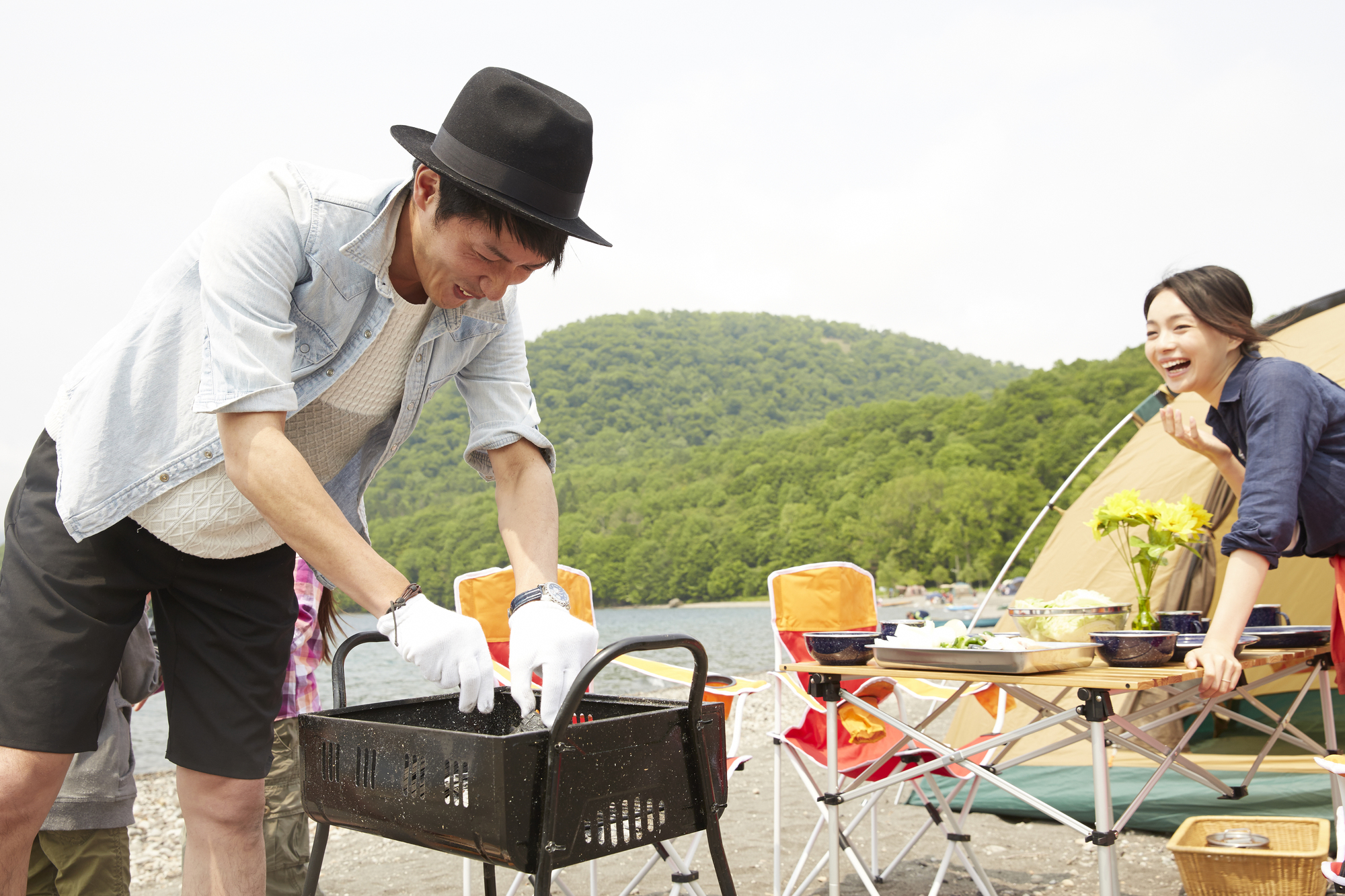 野外でBBQをする様子