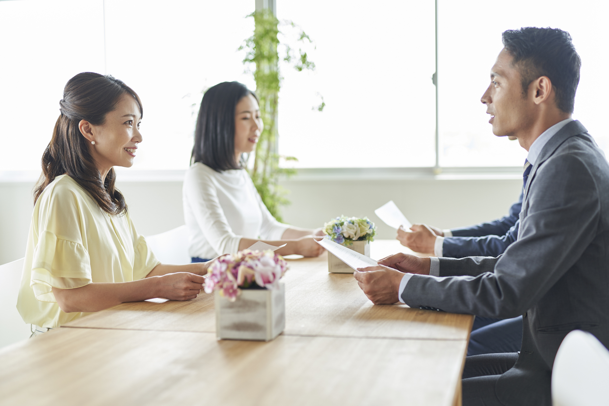 女性と男性が話す様子