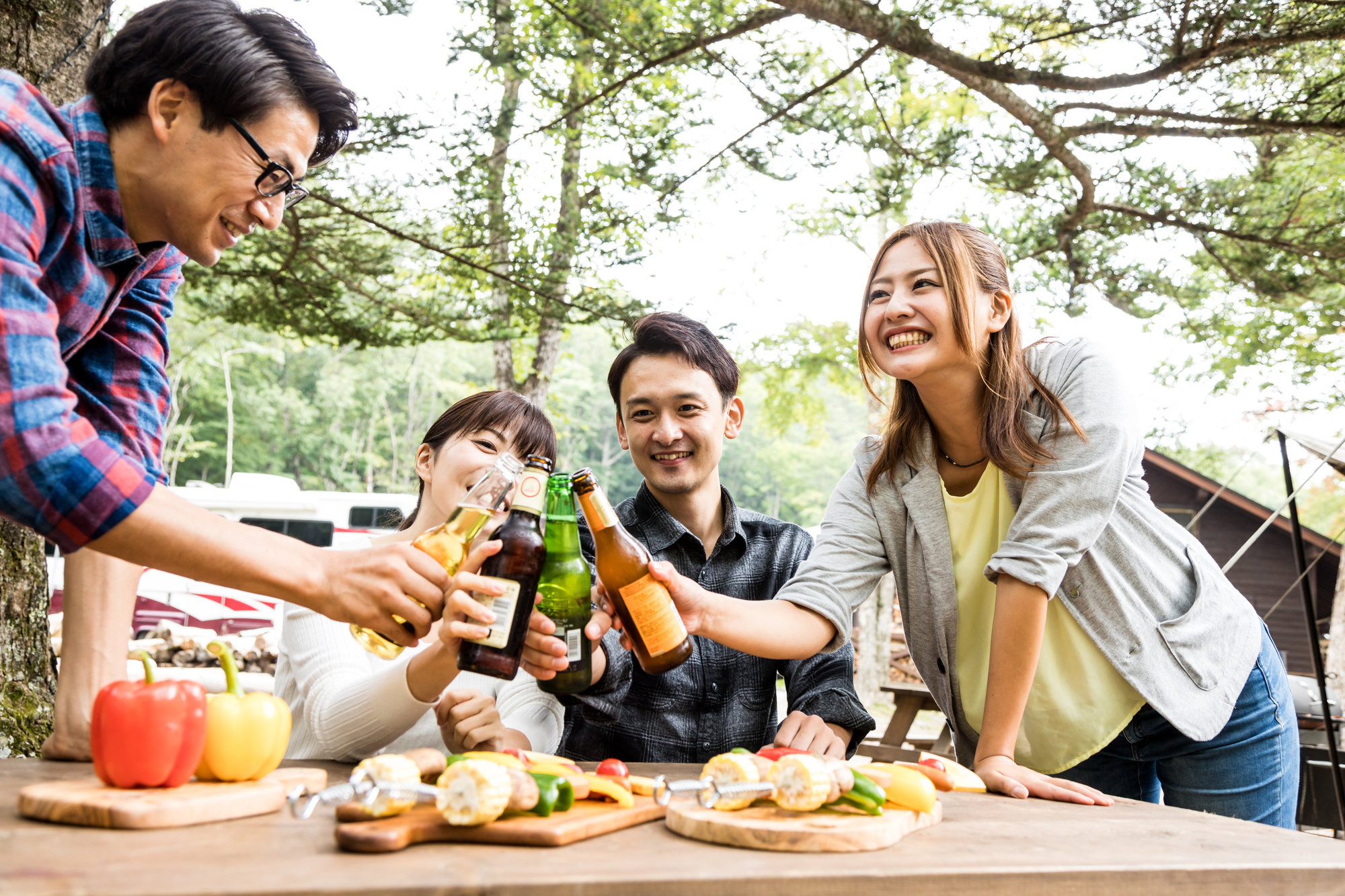 瓶ビールで乾杯する男女