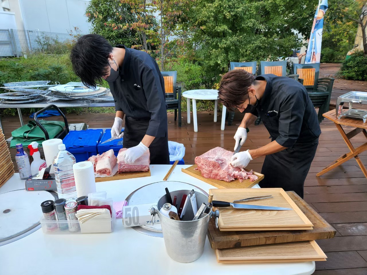 肉を捌くスタッフ