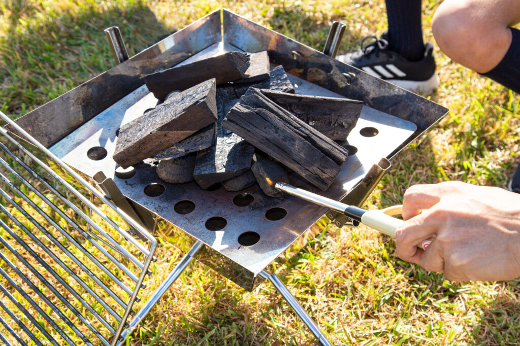 BBQの炭と火おこしをする様子