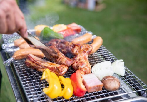 BBQでお肉を焼くイメージ