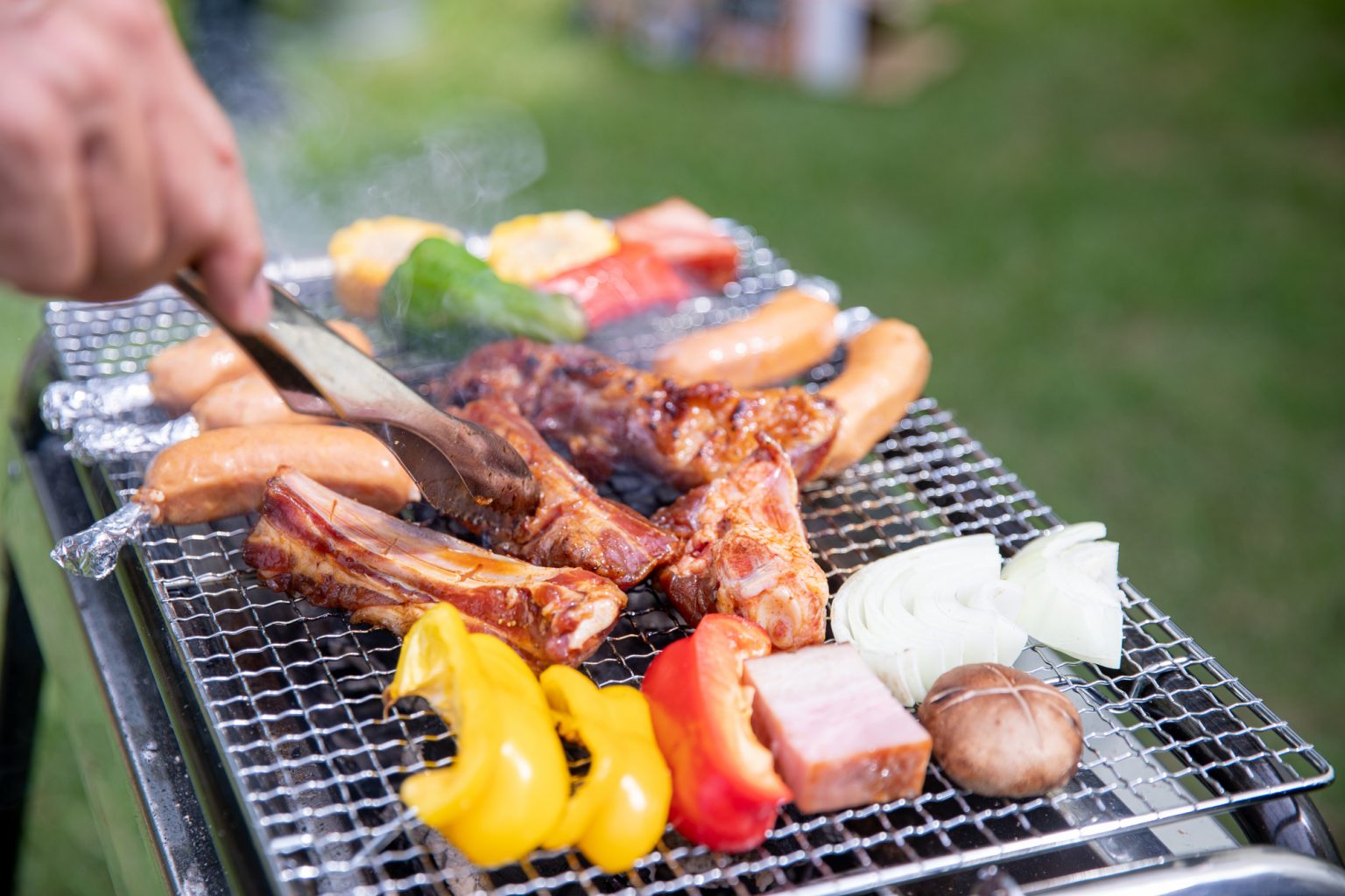 BBQでお肉を焼くイメージ