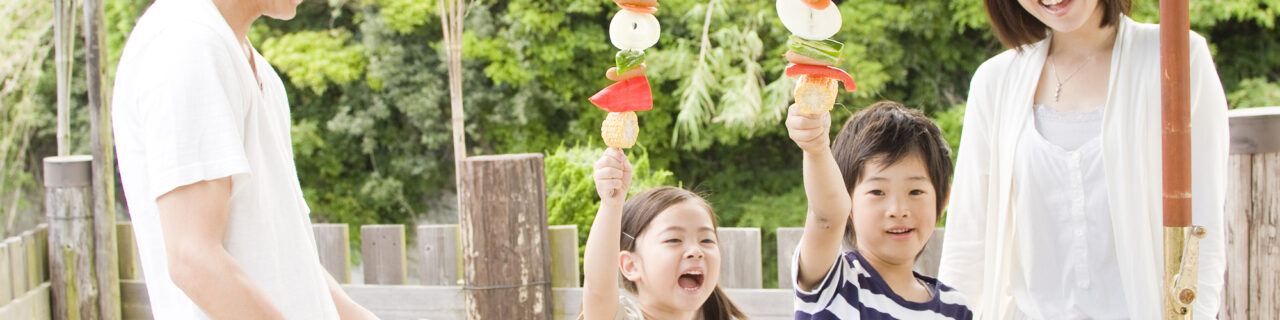 家族でBBQの準備をする