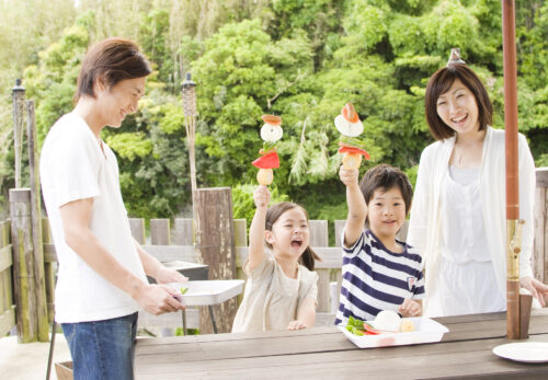 家族でBBQの準備をする