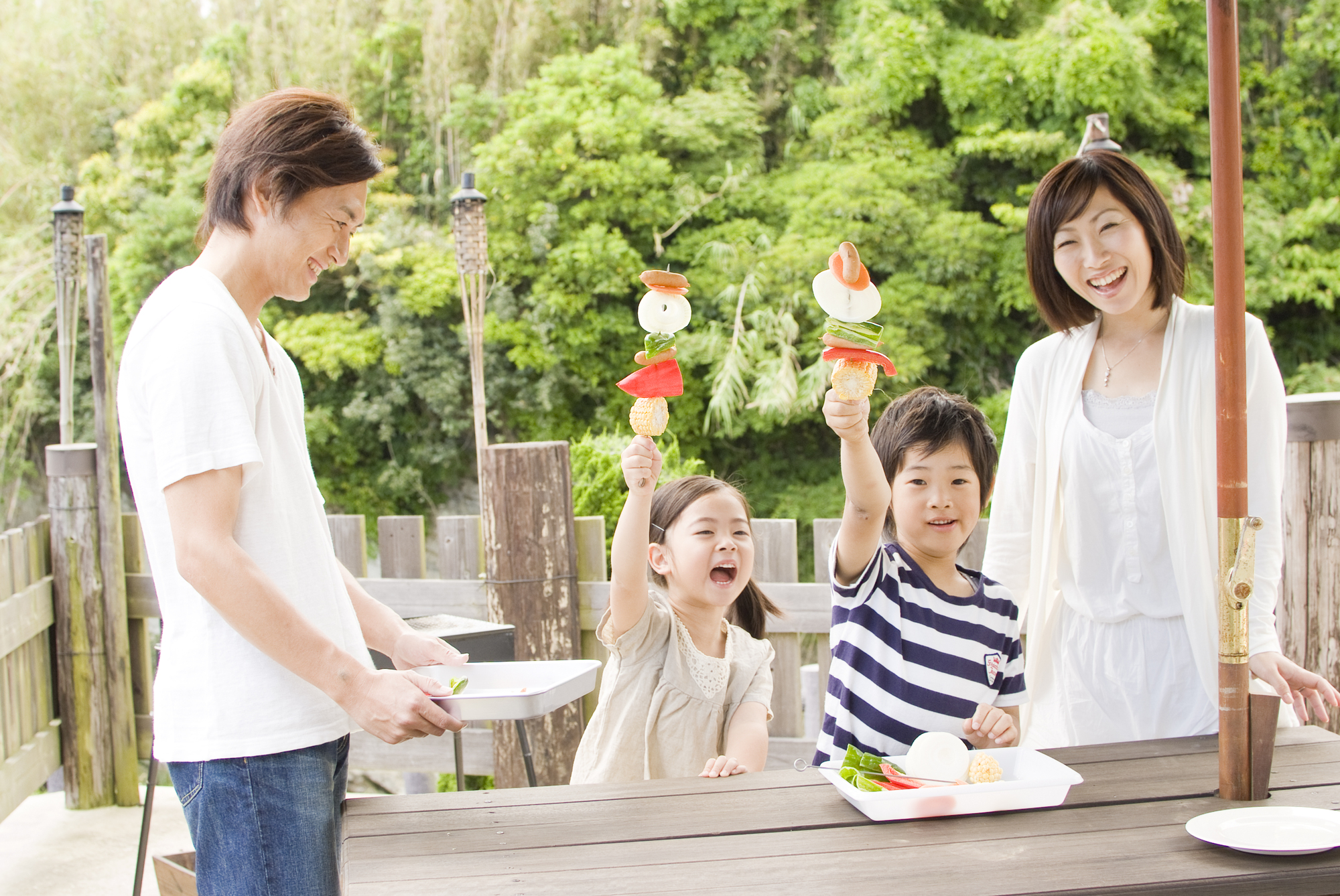 家族でBBQの準備をする