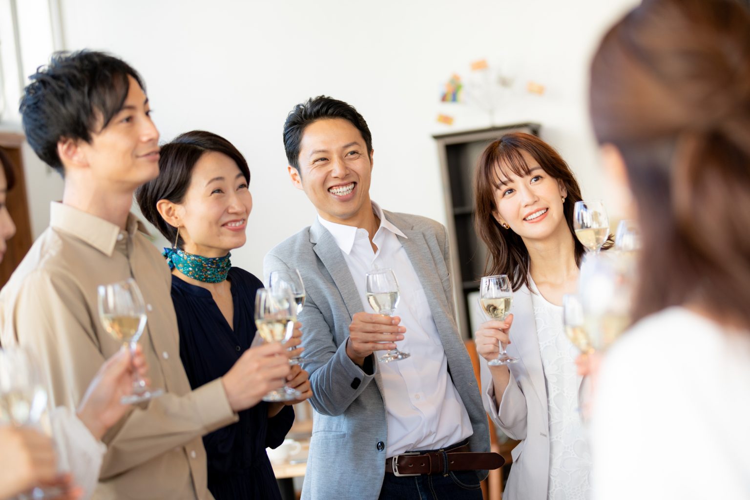 ワインを飲みながら談笑する様子