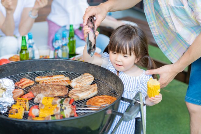 子どもとBBQをする様子
