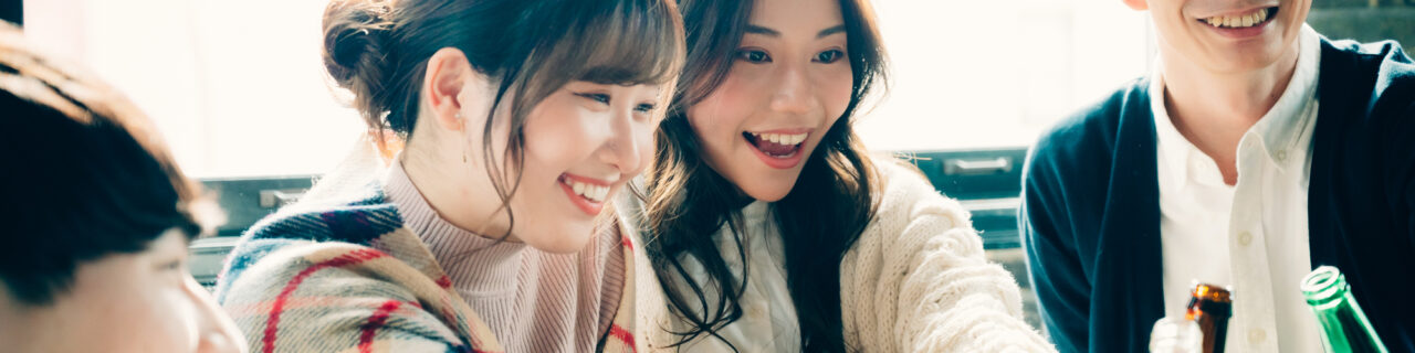 若者が乾杯する様子