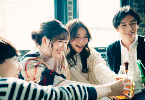 若者が乾杯する様子
