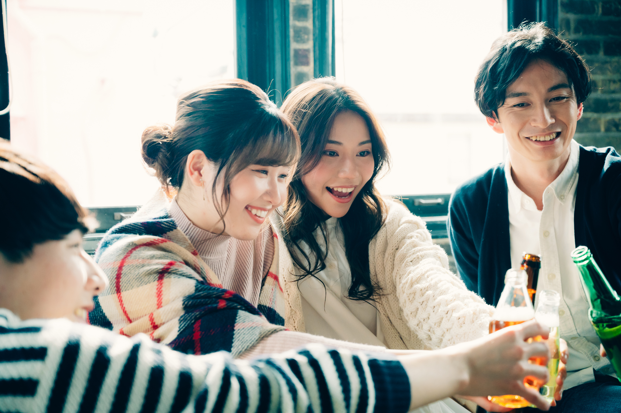 若者が乾杯する様子