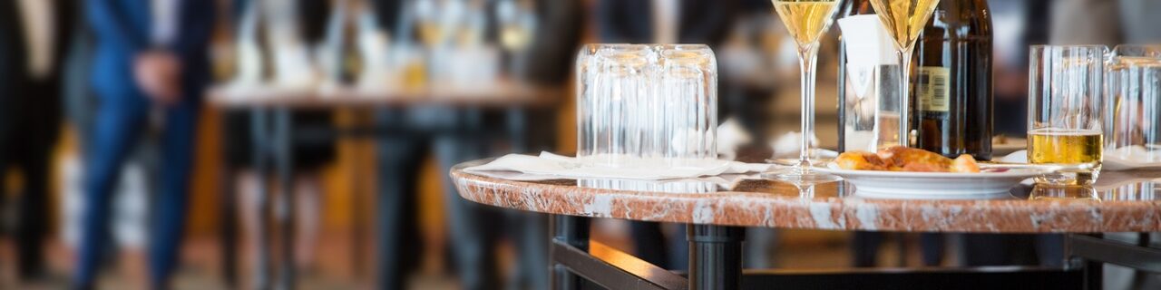 立食パーティーの会場のイメージ