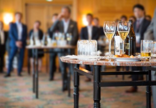 立食パーティーの会場のイメージ