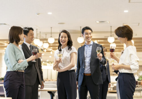 同僚同士でワインを飲む