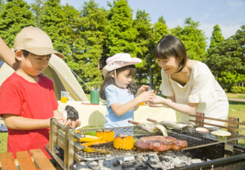 家族でBBQをする