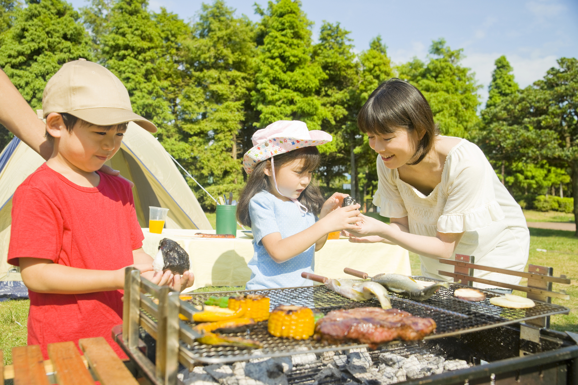 家族でBBQをする