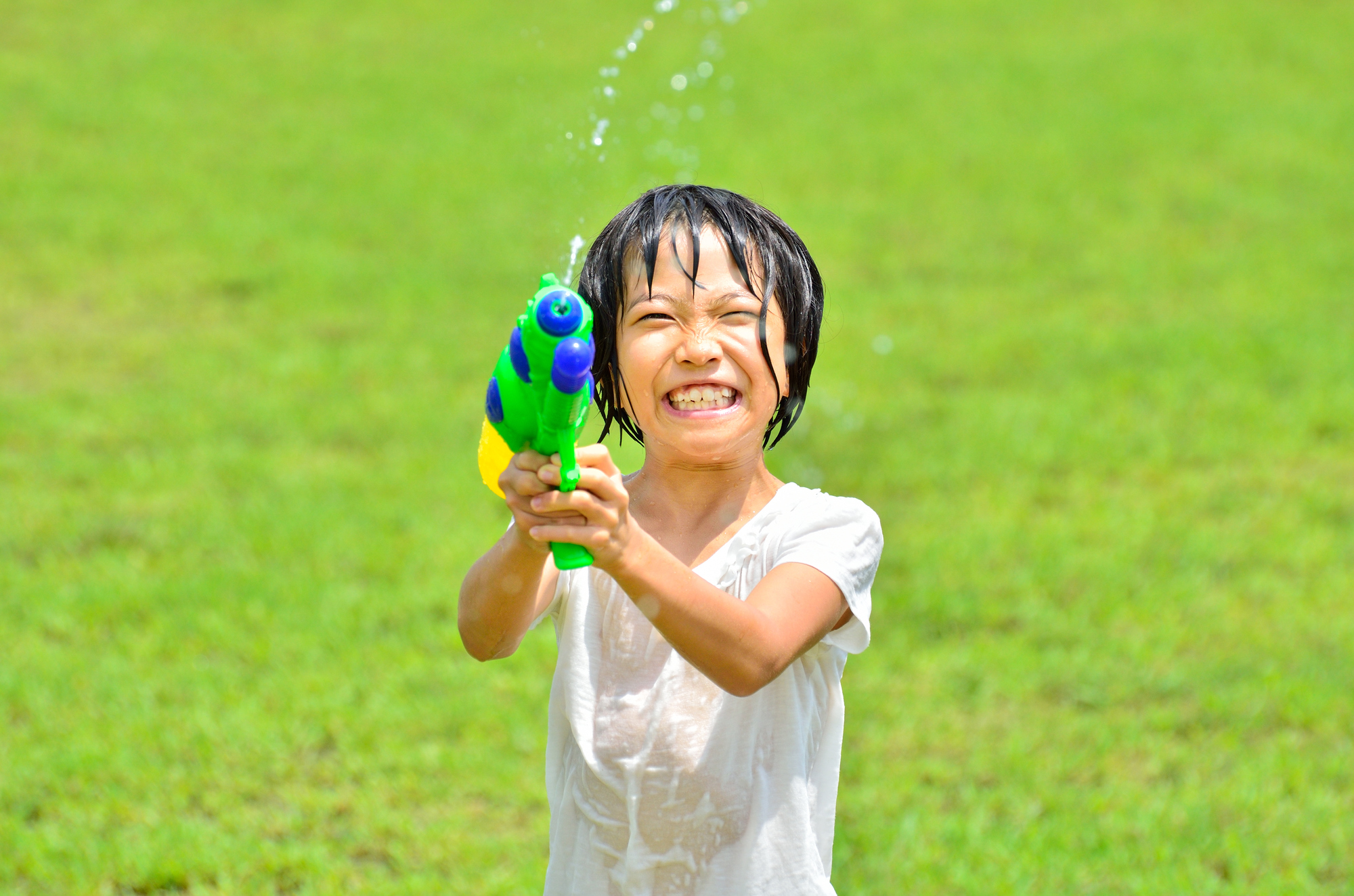 水鉄砲で遊ぶ少女