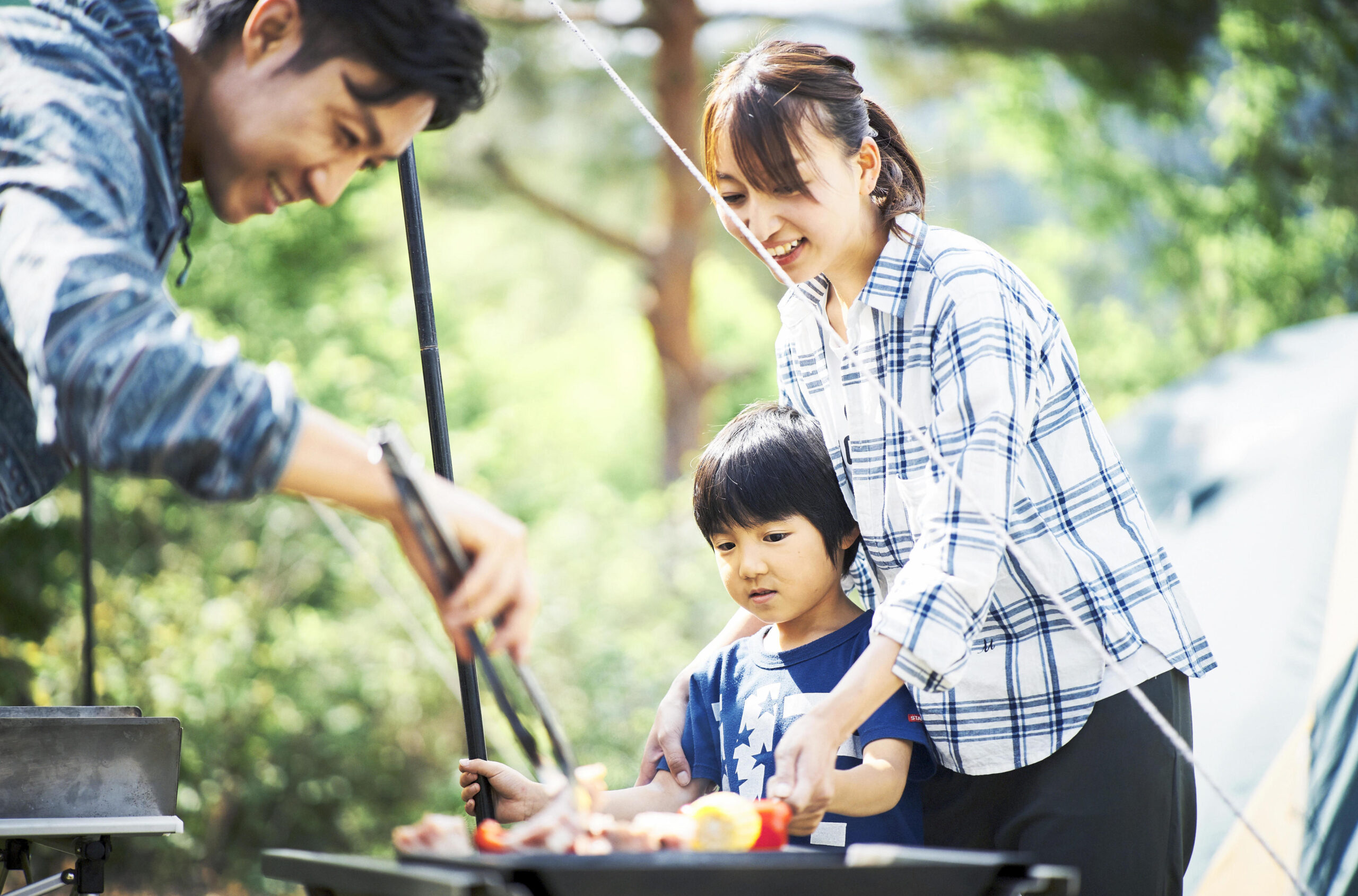 親子でBBQを楽しむ
