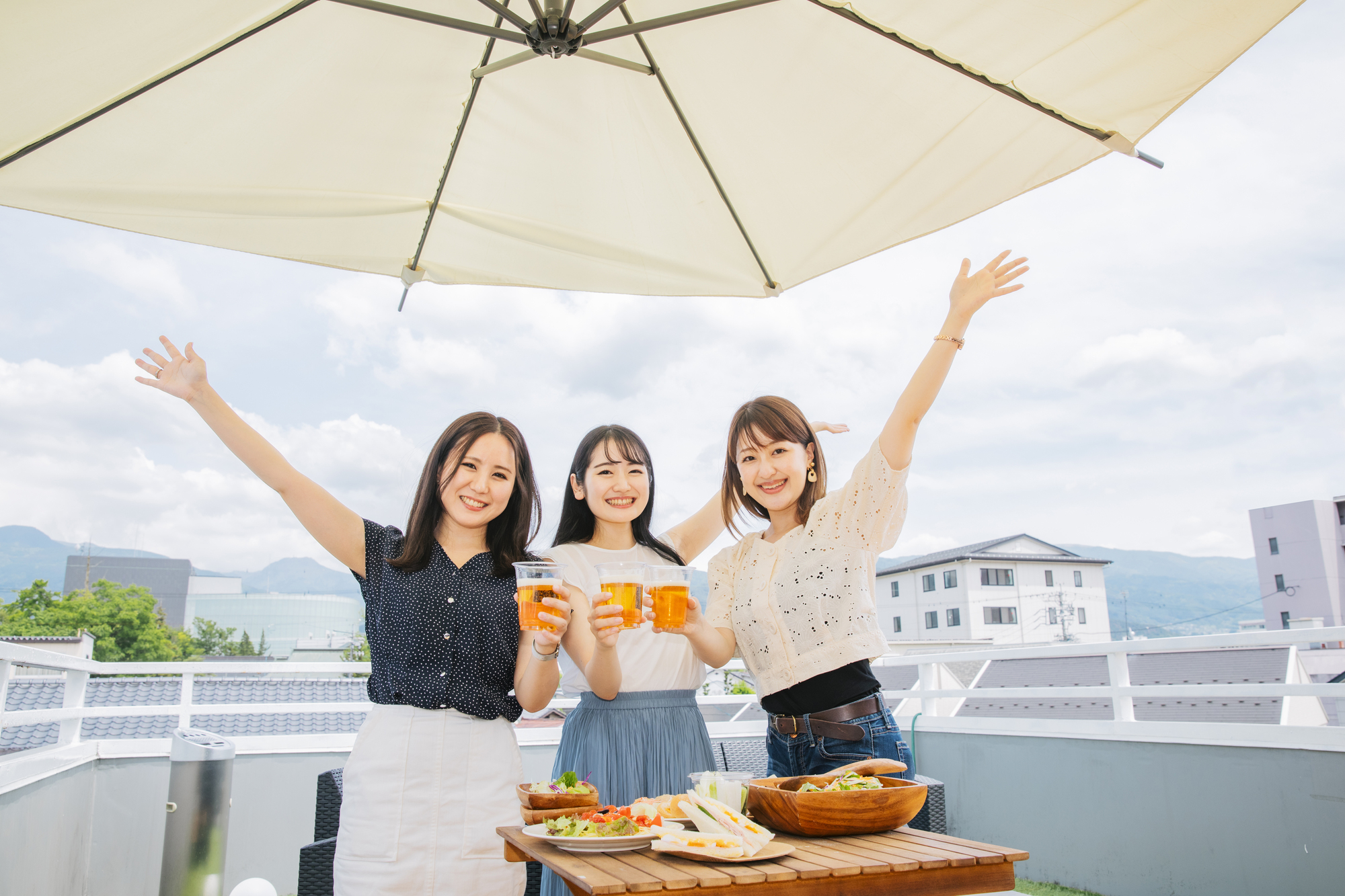 屋上で食事を楽しむ女性たち