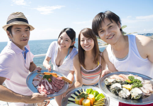 BBQを楽しむ若者