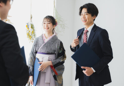 卒業式が終わった学生