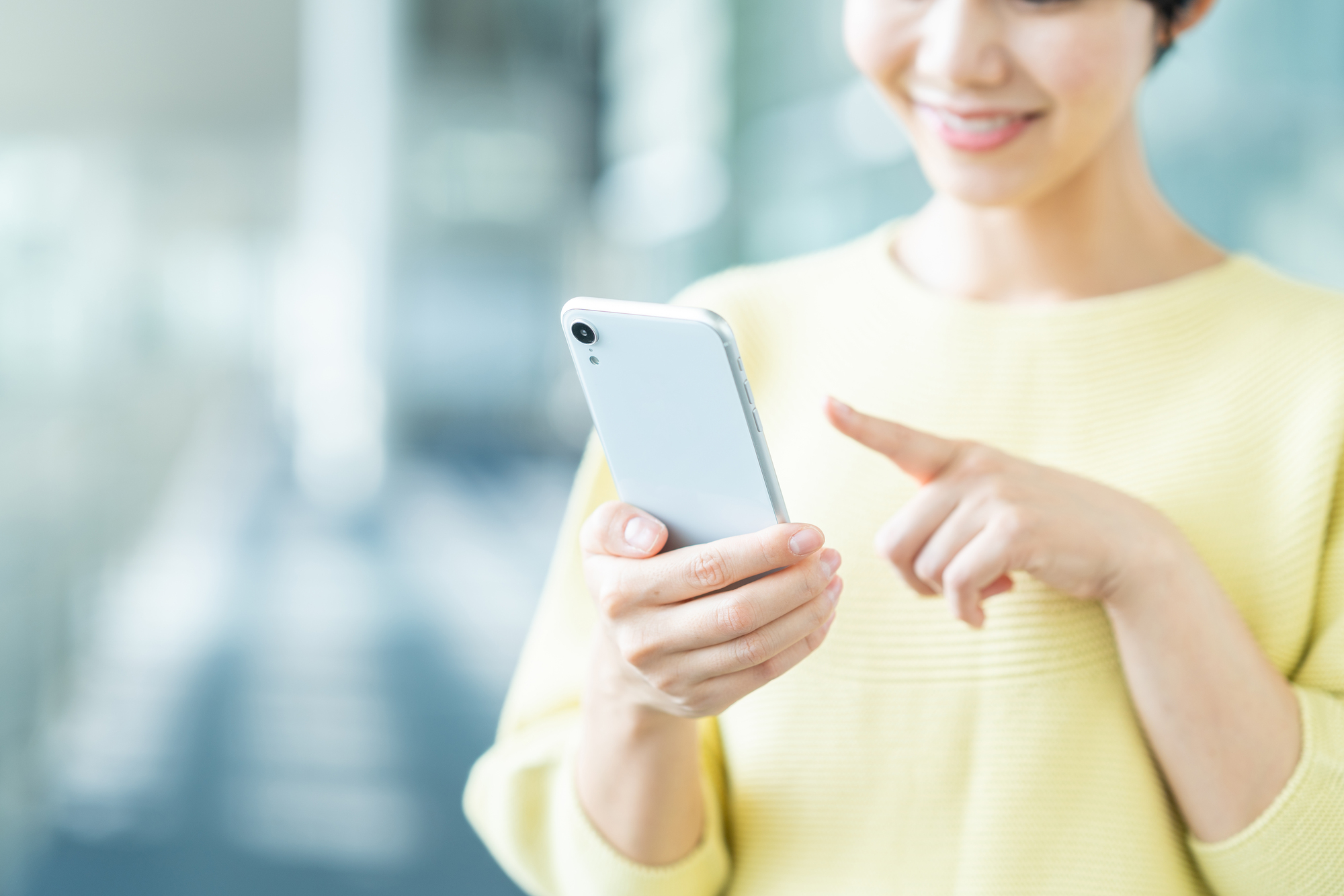 スマホを見る女性