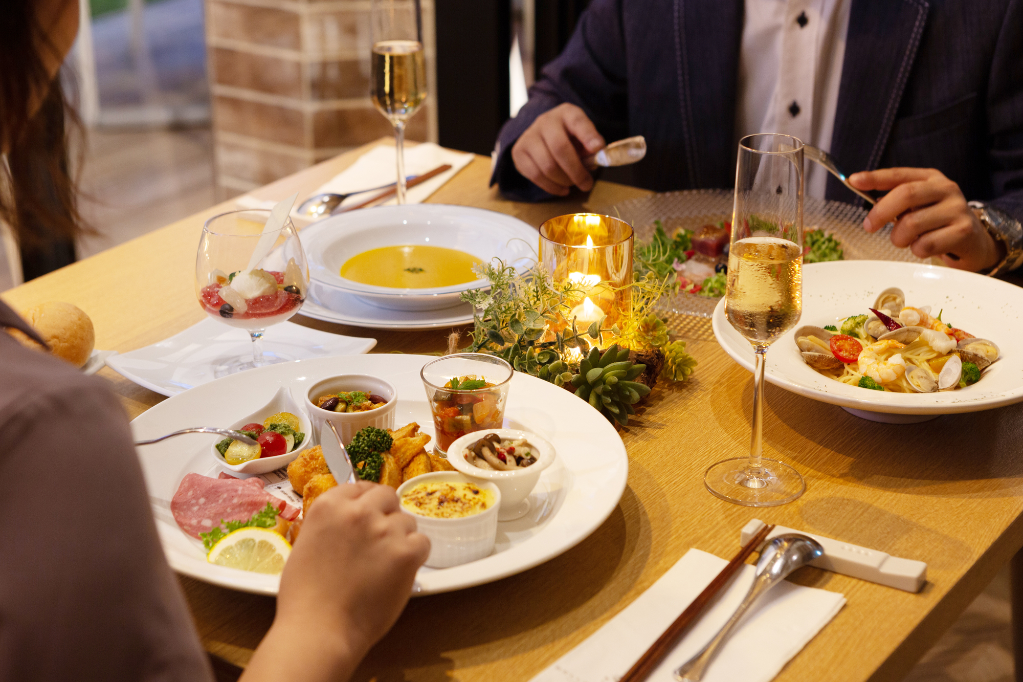 レストランでディナーをするイメージ