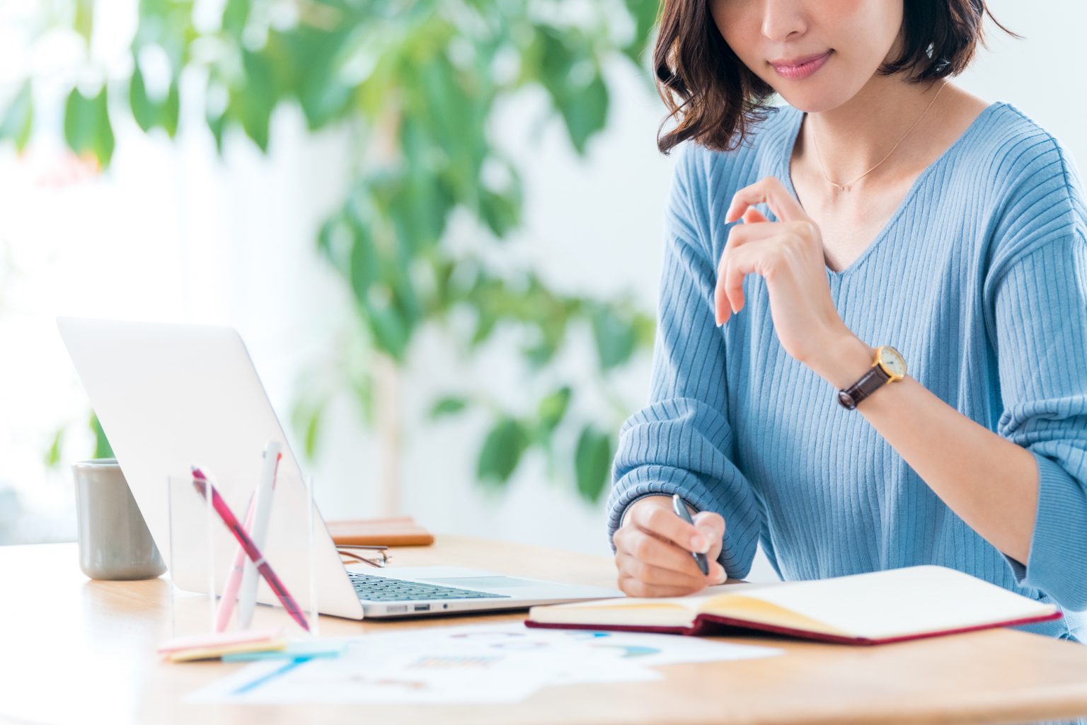 計画を立てる女性