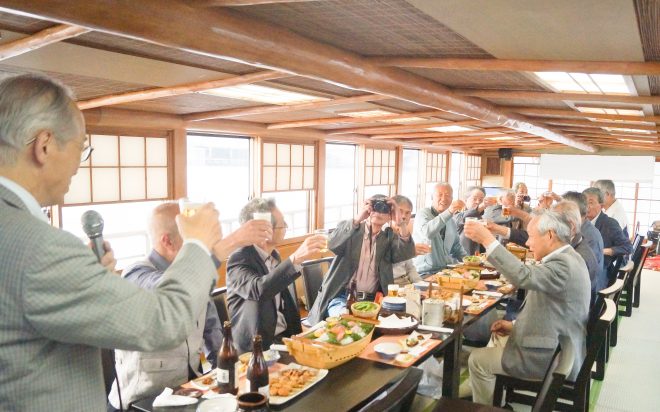 シニアの集まりで乾杯