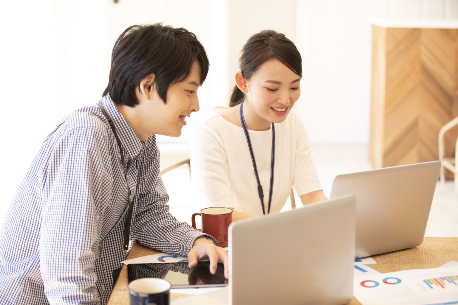 打ち合わせをする二人