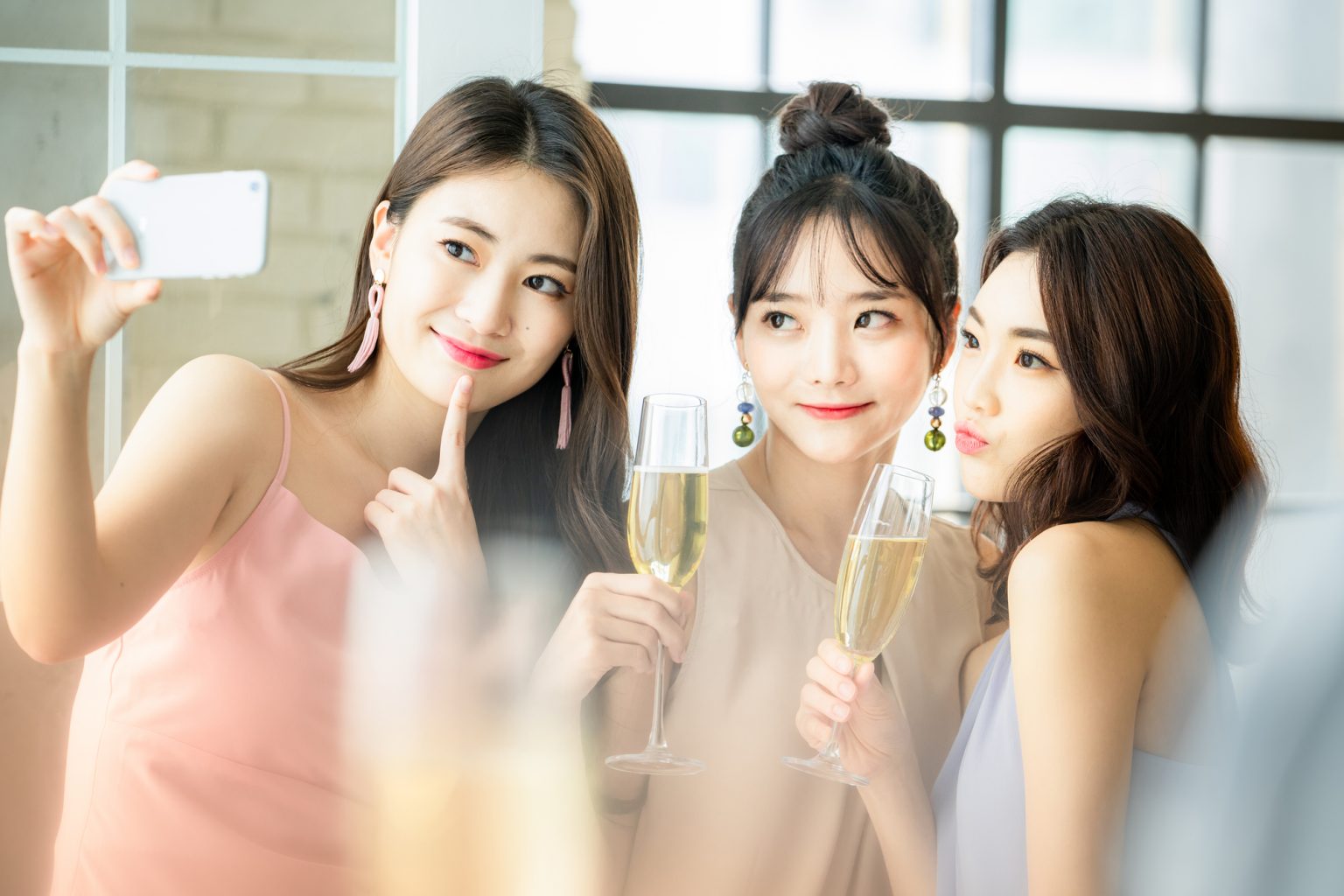 写真を撮る女性3人組