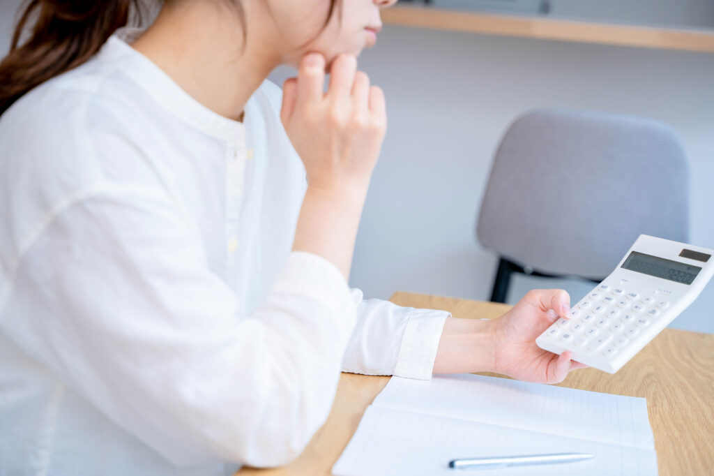 計算を見て悩む女性