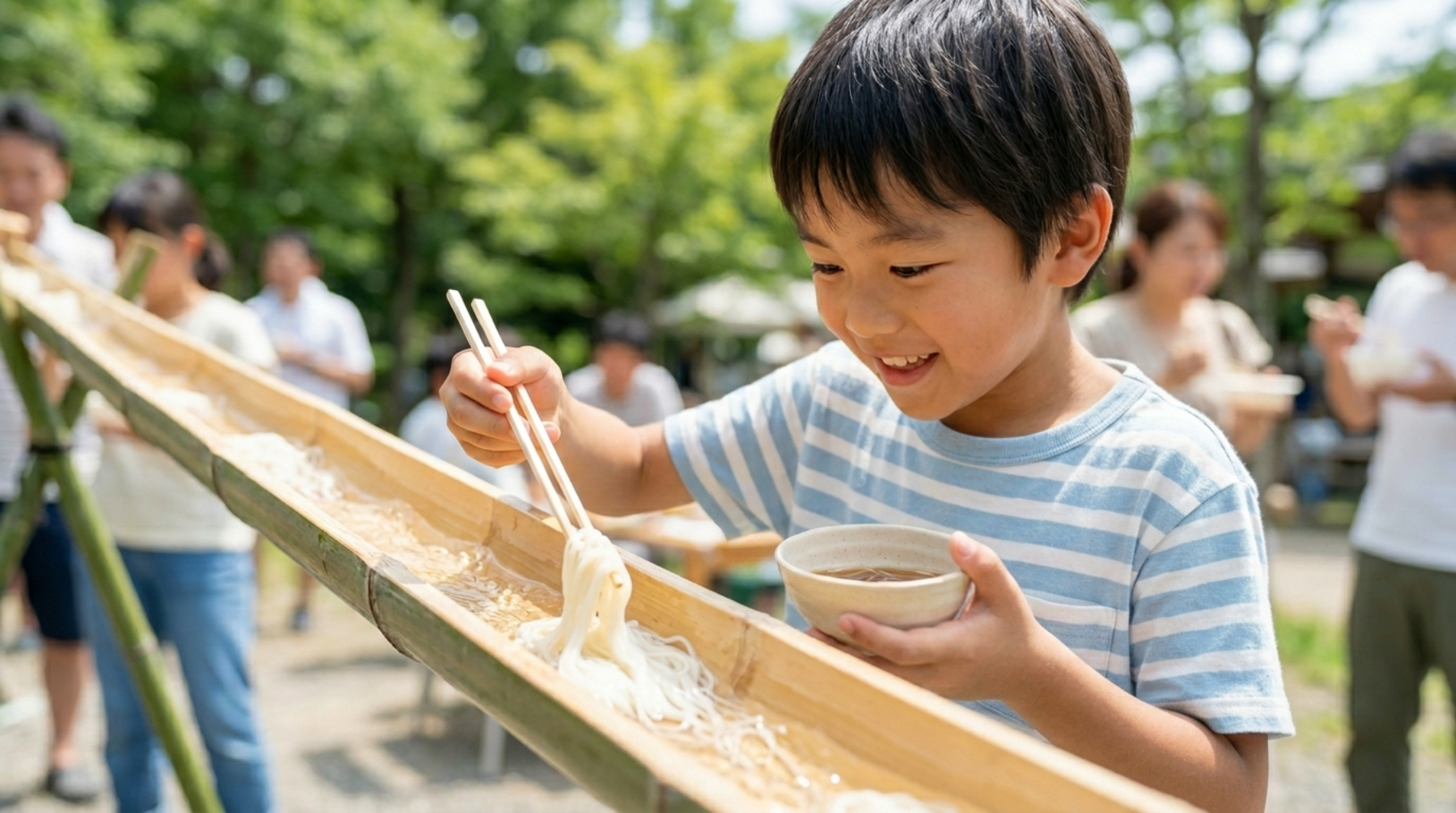 流しそうめんを楽しむ子ども